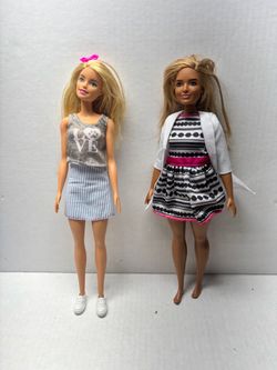 2 Barbies
