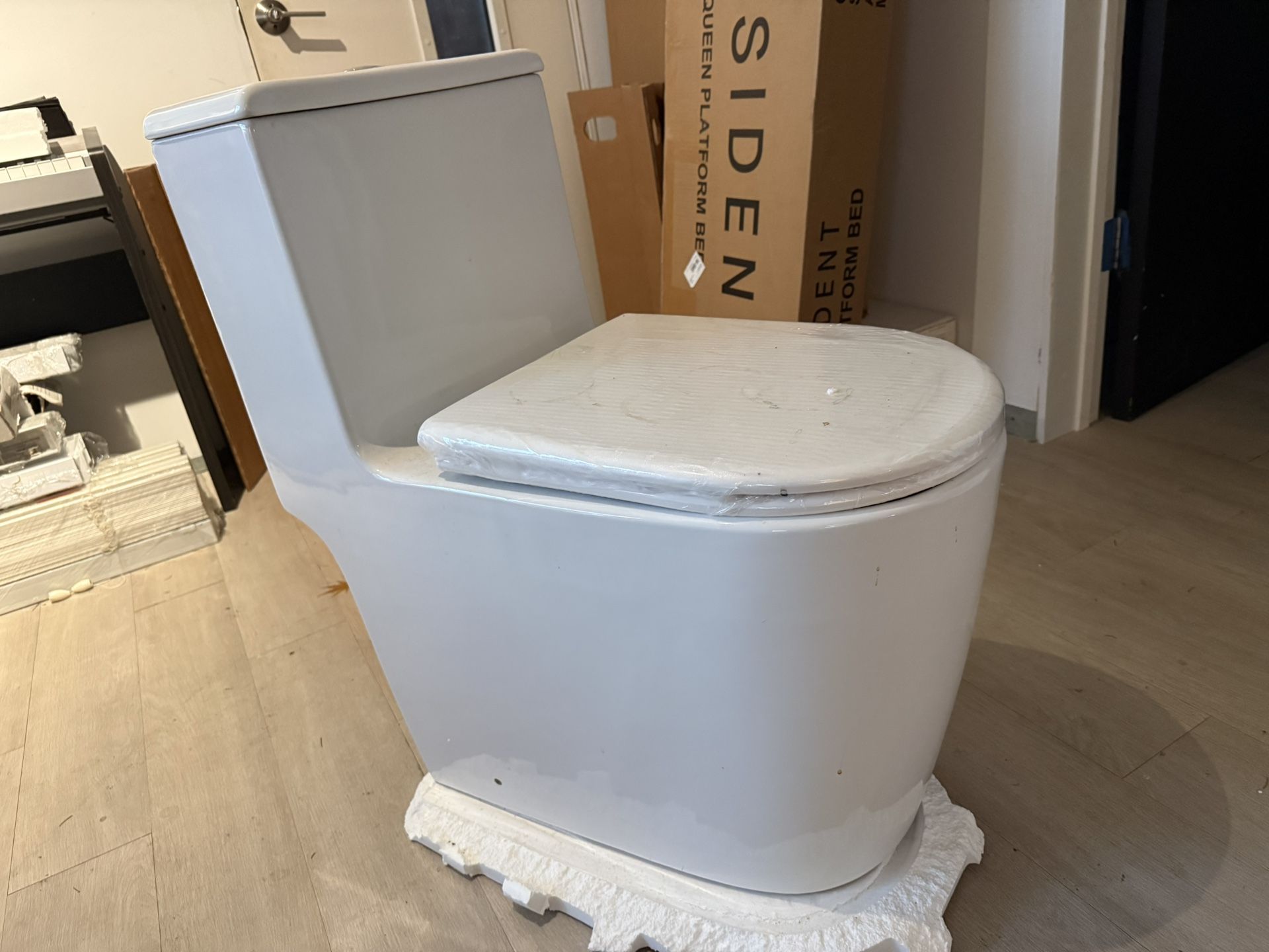 Monolithic european Toilet 