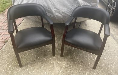 2 matching Elegant Leather Chairs 