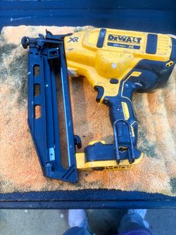Dewalt finish nailer buenas condiciones  solo la pistola