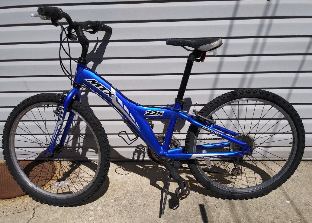 Giant MTX 225 Bicycle