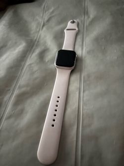 Apple SE Watch with White Sport Band