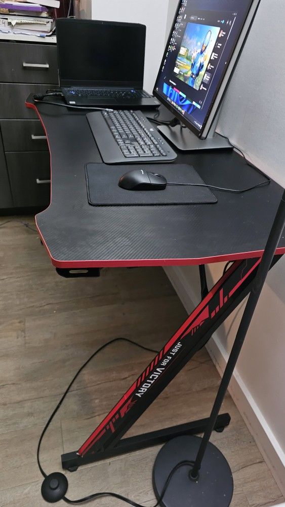 Ruesleag 47” Gaming Desk – $25