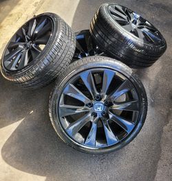 Honda civic- HONDA ACCORD SPORT  rims 18x8 original in excellent condition 5×114.3mm new tires
