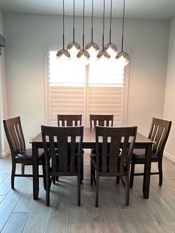 7-Piece Dining Table Set with 6 Chairs – Excellent Condition. 499 OBO.