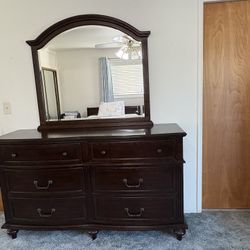 Dresser With Mirror