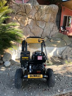 DEWALT 3600 PSI 2.5 GPM Gas Pressure Washer with Honda GX200 Engine, Heavy-Duty Commercial Cold Water Power Cleaner
