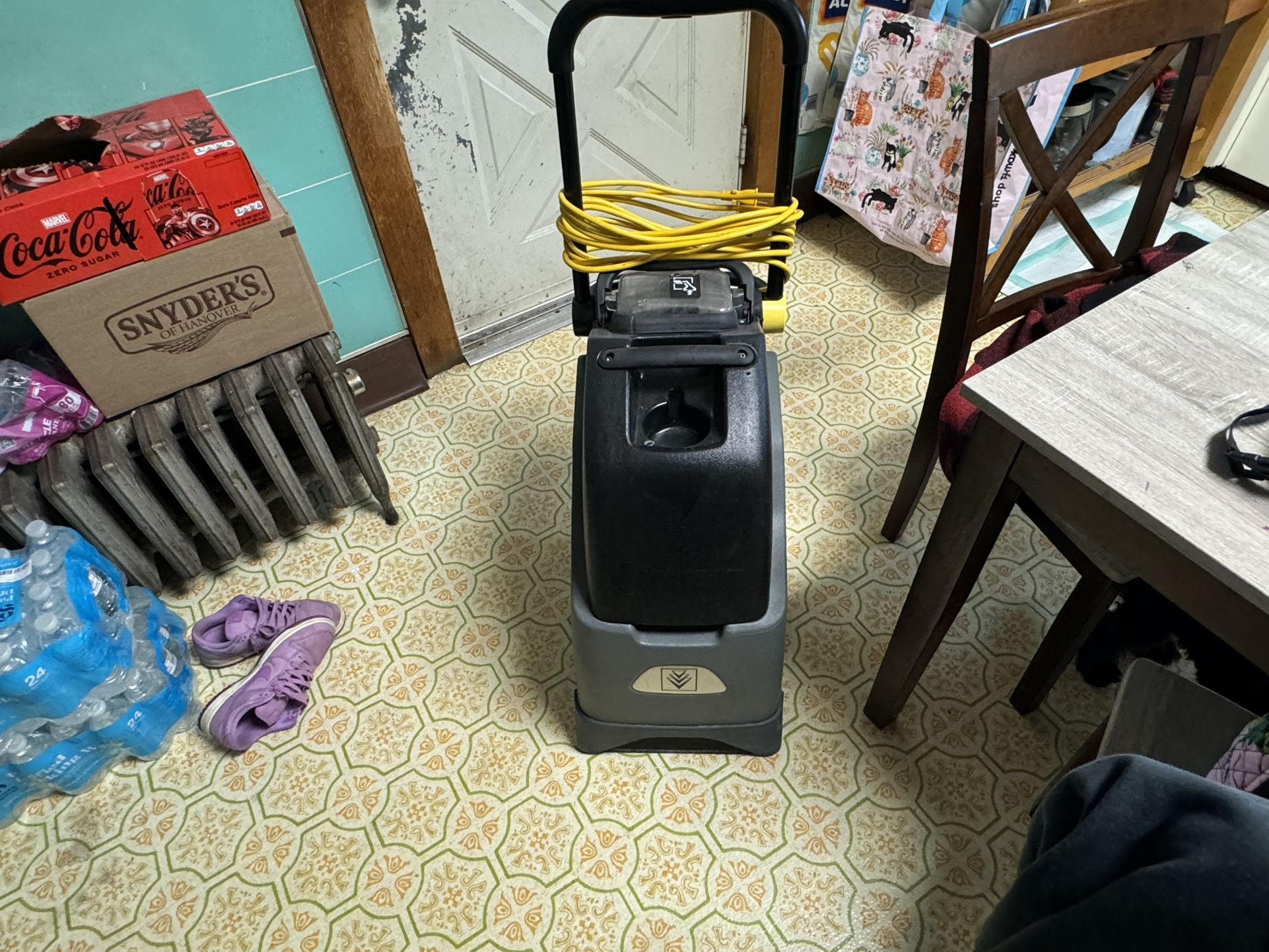 Industrial carpet extractor