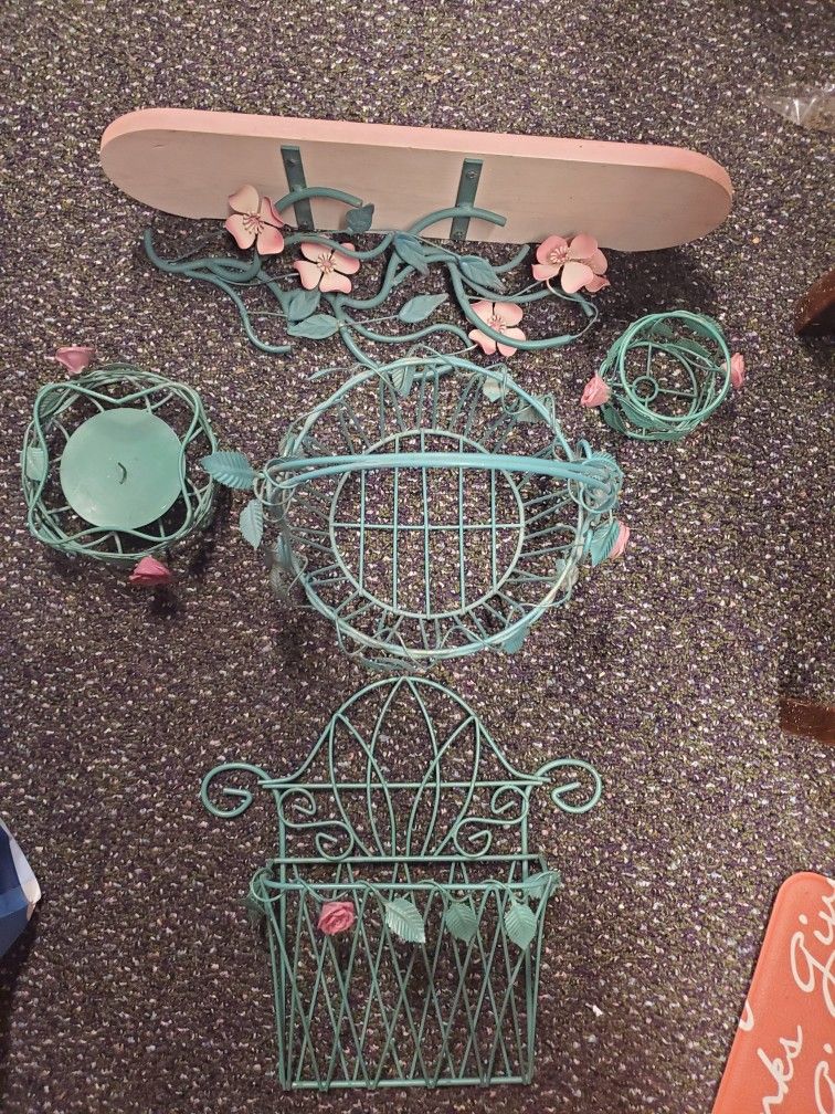 Preowned Wire Floral House Decor Set of 5 Items. Shelf, Letter Holder, Candle Holder