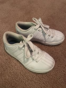 Nice white converse tennis shoes - size 11