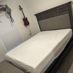 Queen Bed With 2 Dressers (American signature)