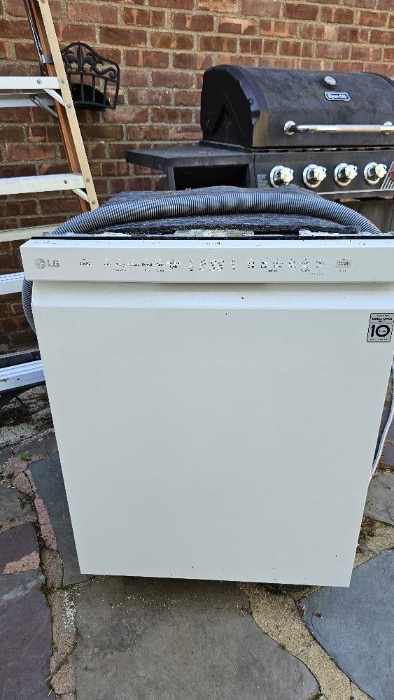 LG DISHWASHER LIKE NEW LESS THAN 1 YEAR OLD
