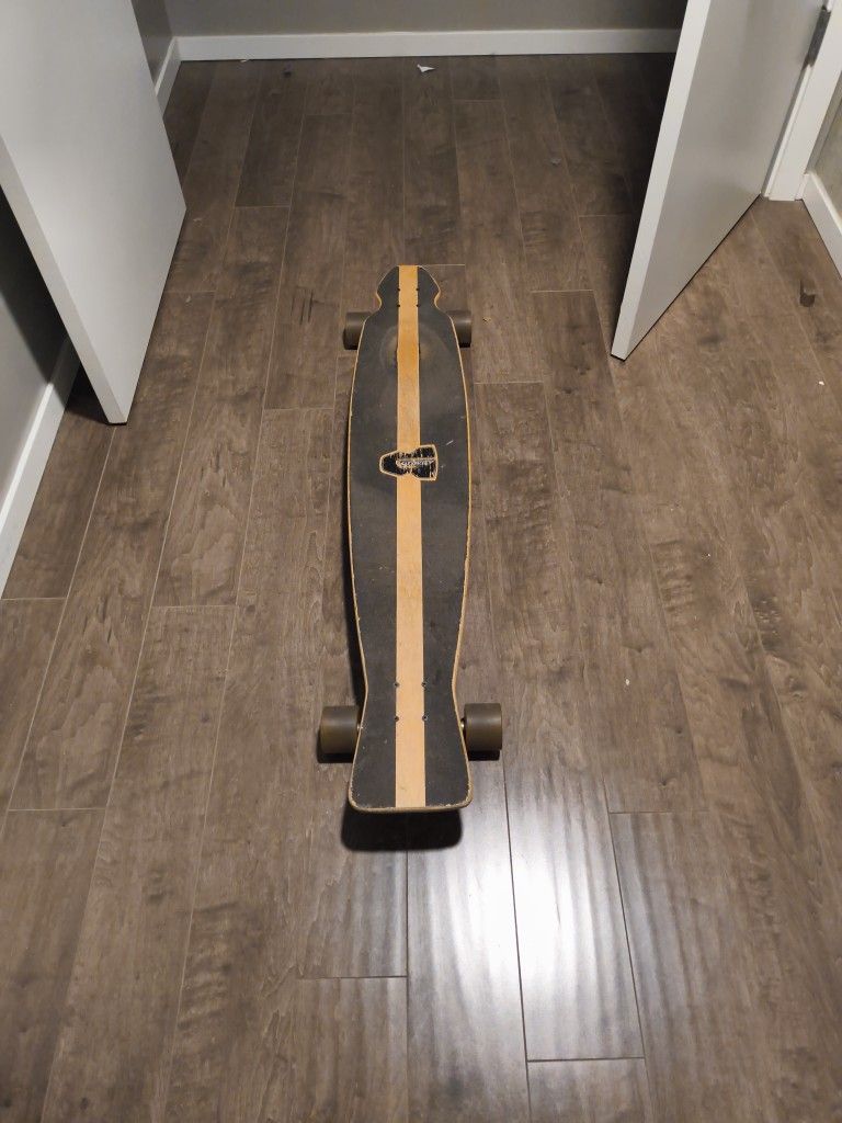 I am selling a second-hand skateboard.