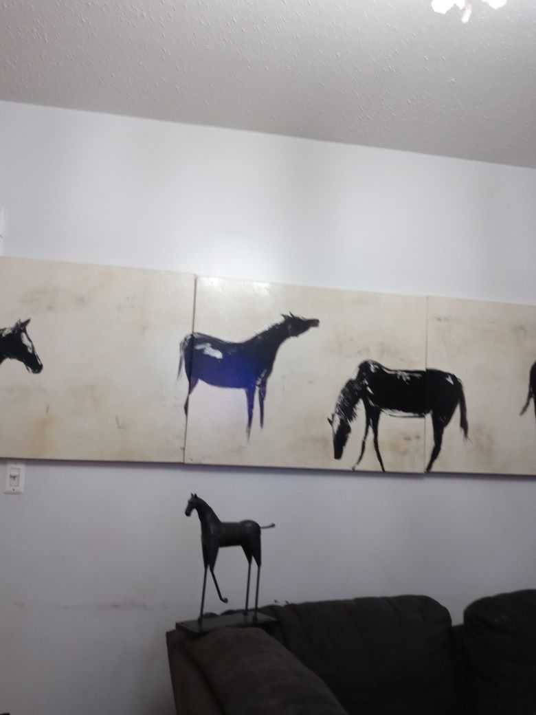 (moving out sale)(One of a kind)Huge Horse wall decor/ picture frame and metal horse