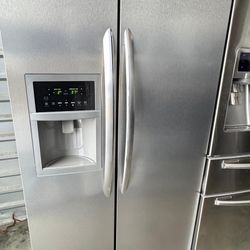 Frigidaire Refrigerator Side By Side With Water And Ice Dispenser 