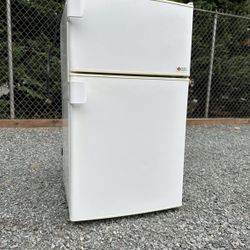  Fully Working Mini Fridge 