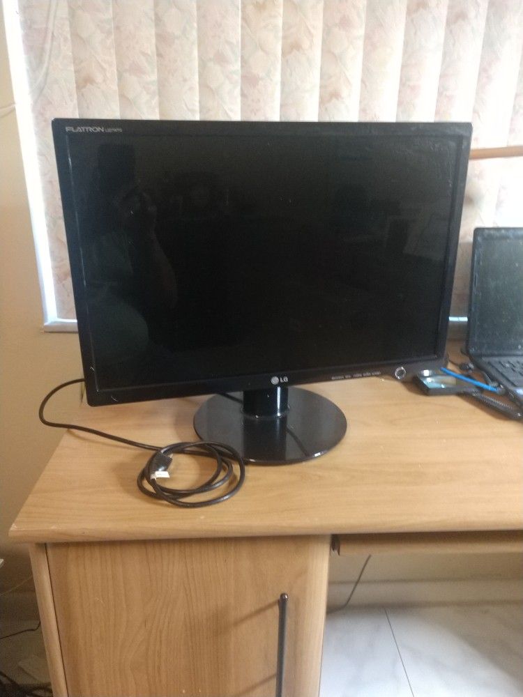 LG Flatron 22" Monitor.