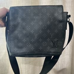 Louis Vuitton District PM