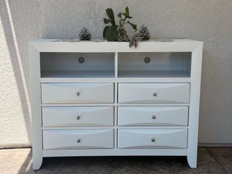 White dresser, with 6 drawers