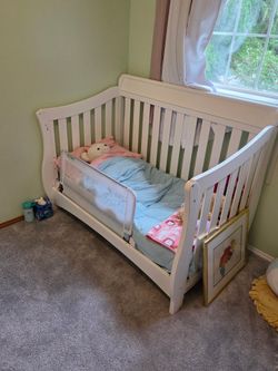 Delta Children Bentley 4-1 Crib in White