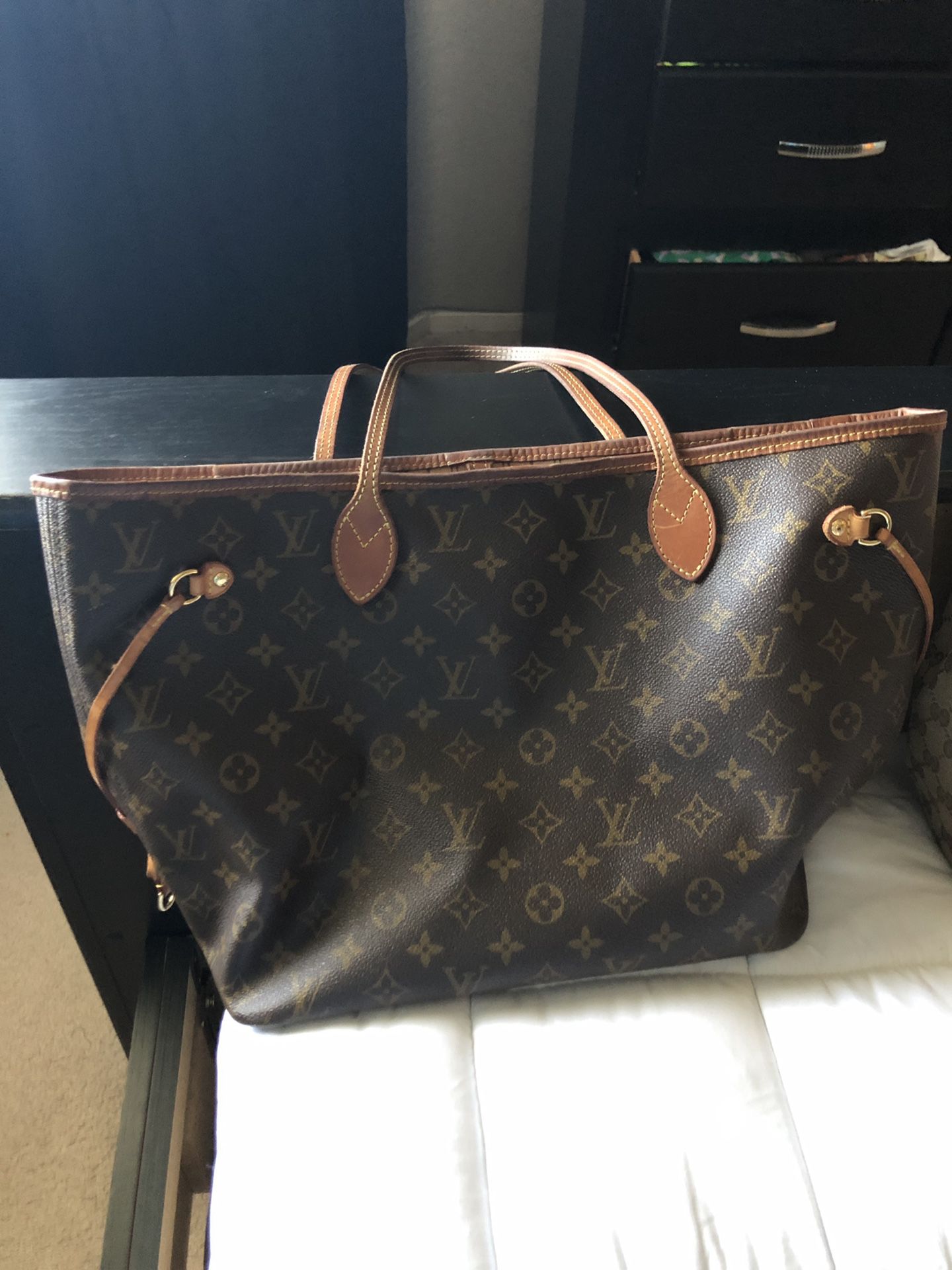 Medium sized Louis Vuitton bag , great condition!