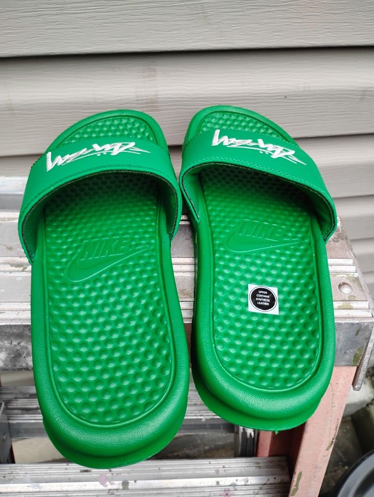 NIKE STUTSSY SLIDES SIZE 6 Y