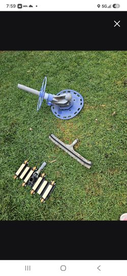 Pool cleaning brushes