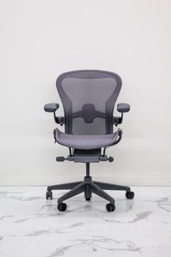 LIKE NEW HERMAN MILLER REMASTERED AERON CHAIR SIZE B, CARBON FINISH FULLY ADJUSTABLE ARMS & ADJUSTABLE LUMBAR