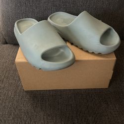 YEEZY SLIDE