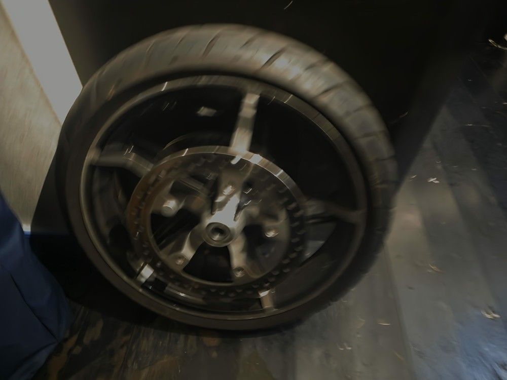 STOCK 19" 2024 ROAD GLIDE RIM- GLOSS BLACK/MACHINED W/ DISC BRAKES