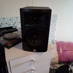 2. JBL  SPEAKERS. LSR 305 