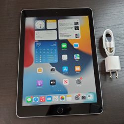 Apple iPad 5 - Wifi - Like New 