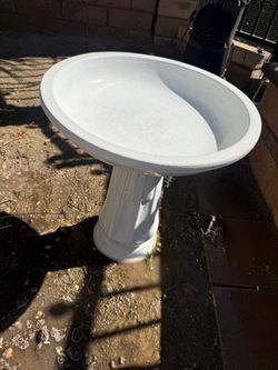 Heavy White Pedestal Birdbath – 2 Piece Stone/Concrete Style