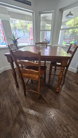 Extendable Counter Height table with 6 cairs