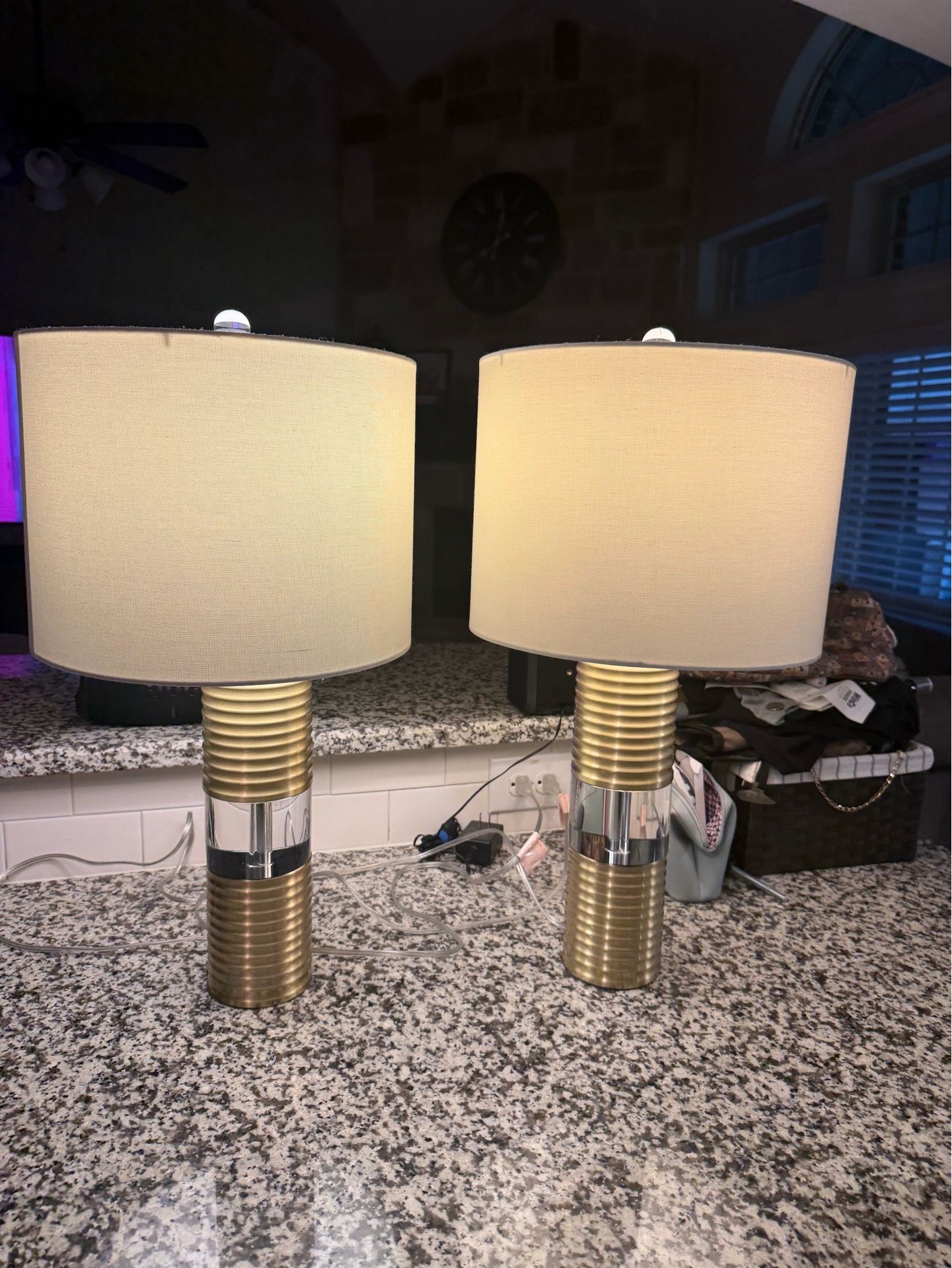 (2) lamps