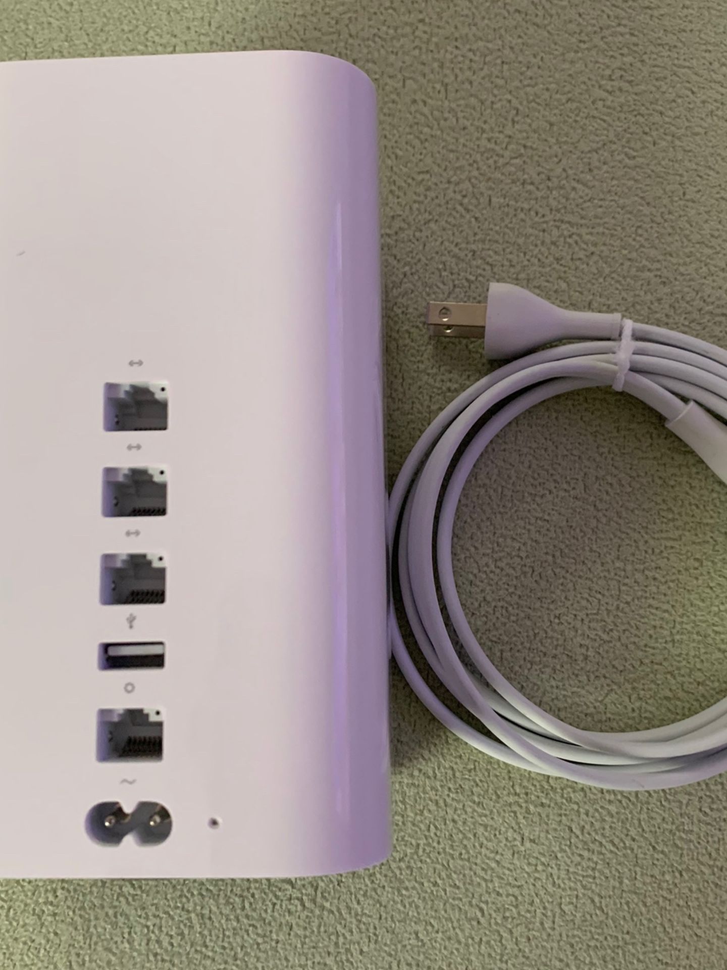 Like New Apple Airport Extreme 6th Gen 512mb AC Router
