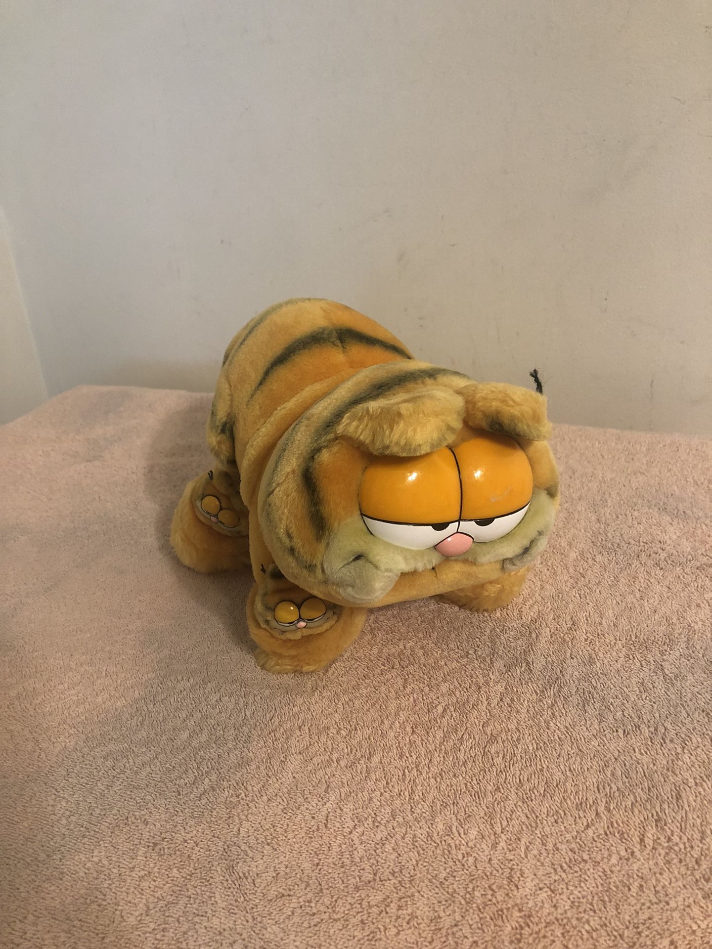 Vintage 1981 Fun Farm Garfield Plush Wearing Garfield Slippers 13” HTF