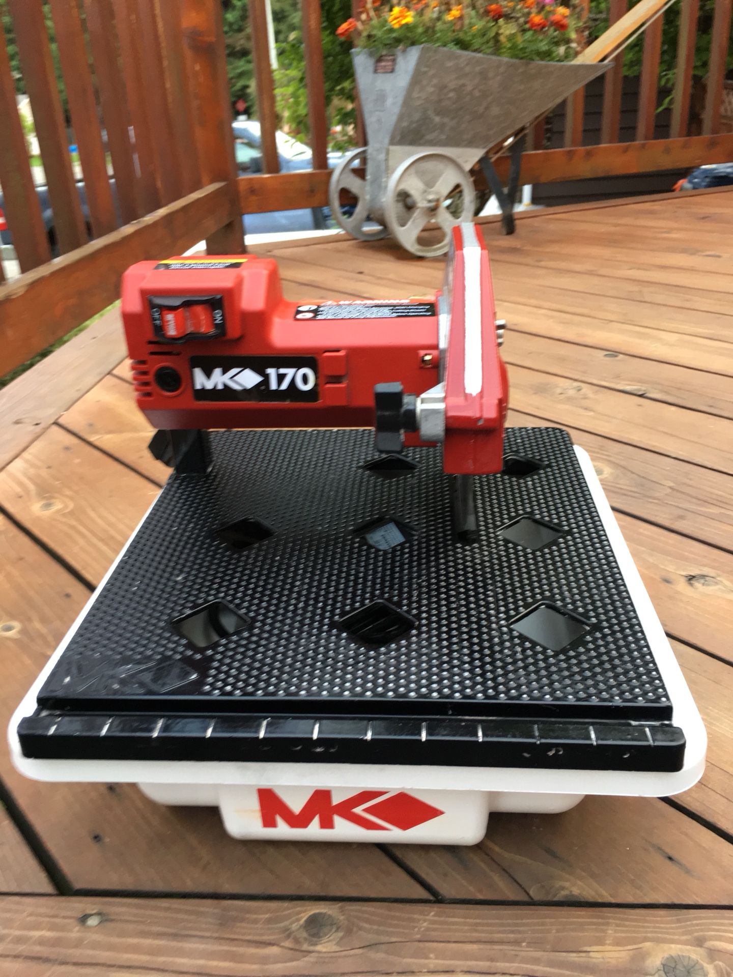 MK Diamond 157222 MK-170 1/3-Horsepower 7-Inch Bench Wet Tile Saw, great condition