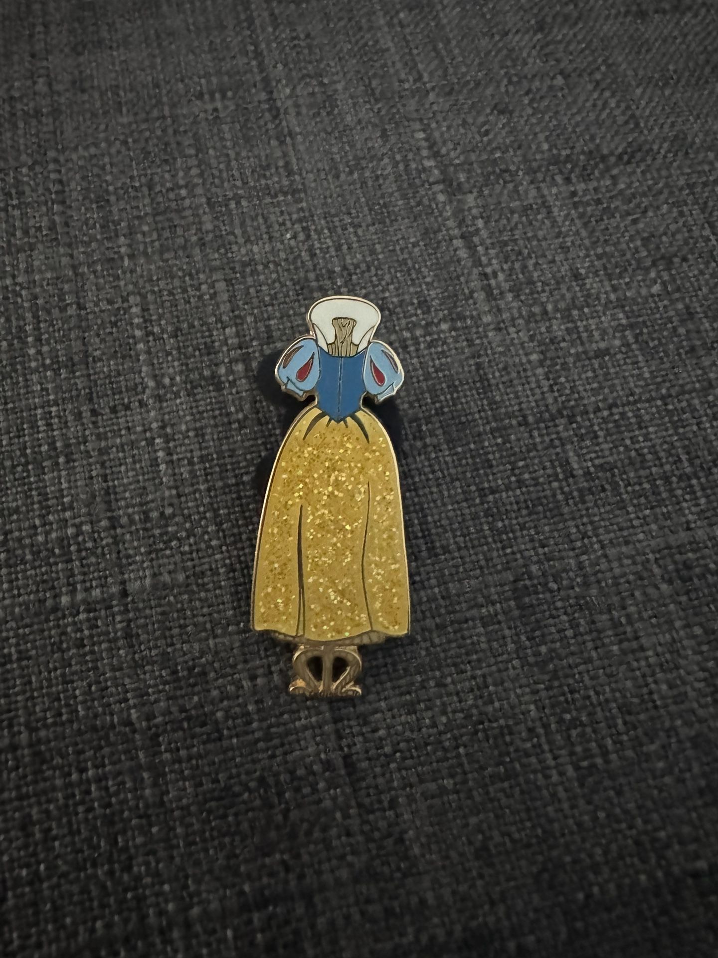 DISNEY SNOW WHITE PRINCESS DRESS STAND PIN LE 1500 Vintage