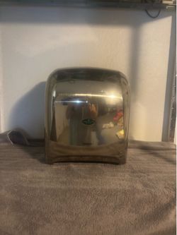 Electric towel dispenser