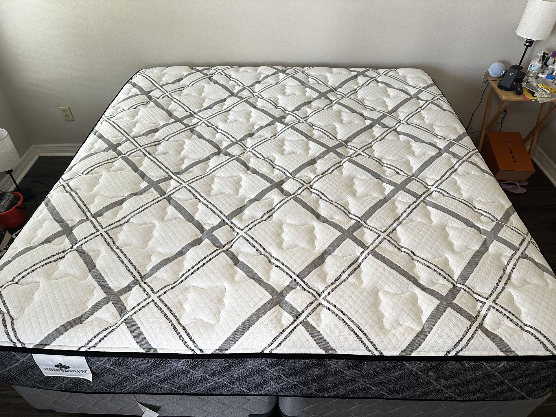 Kingsdown King Size Mattress + Box Spring + Metal Frame – Excellent Condition!
