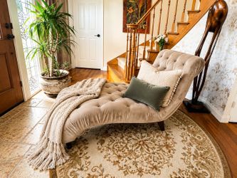 Stunning Velvet Tufted Chaise Lounge - Great Condition