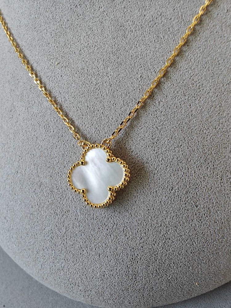 VCA Clover White Mother Of Pearl Bracelet