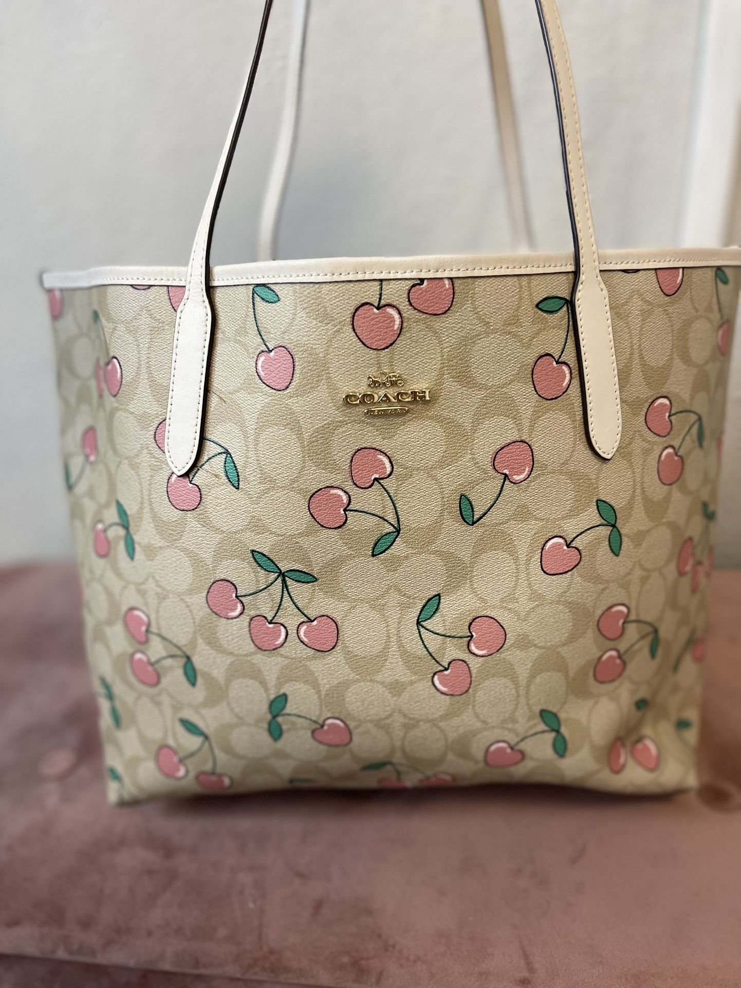 Coach City Tote In Signature Canvas popular With Bee Print