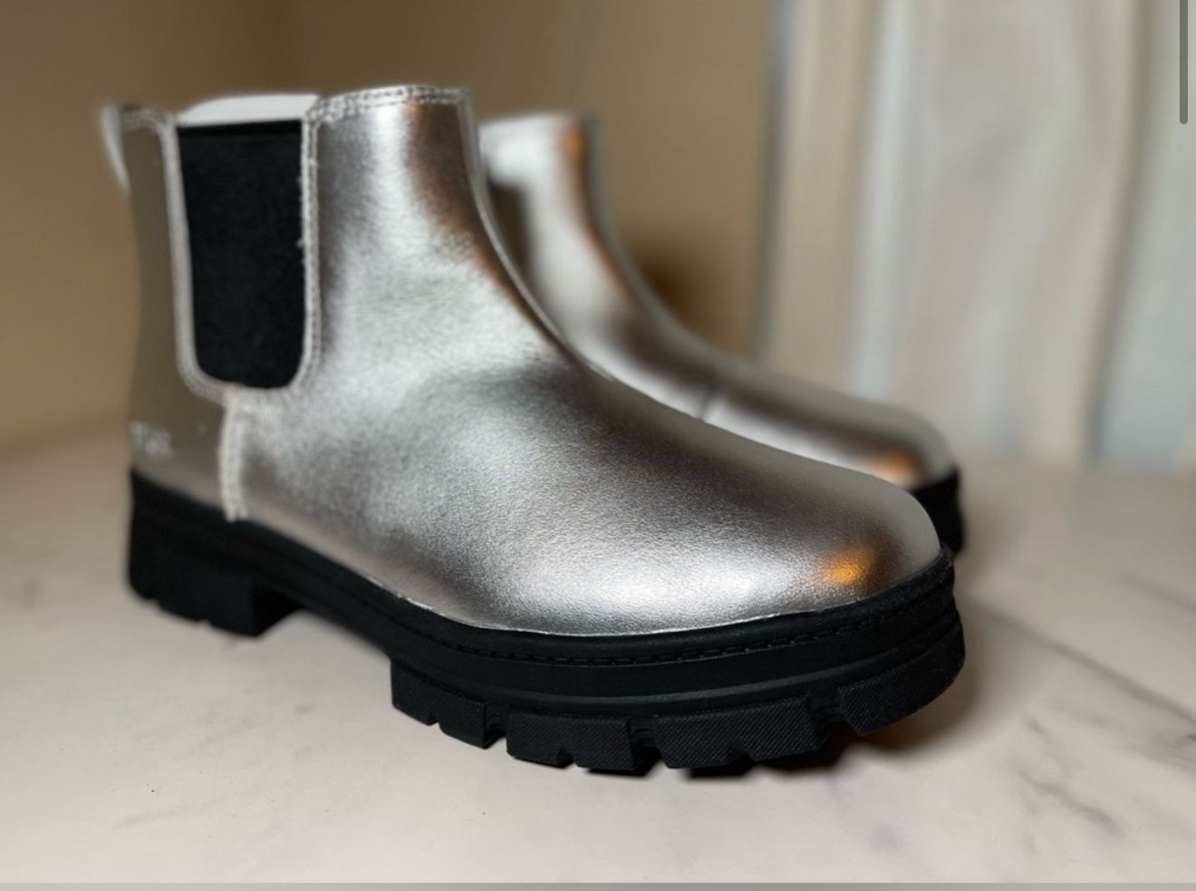 UGG Ashton Chelsea Leather Boot Youth size 6