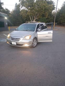 Honda Odyssey Minivan – Silver