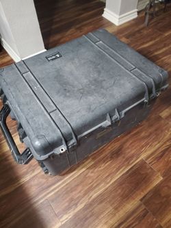 Storage container with wheels
