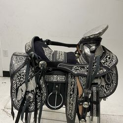 Montura charra súper bordada con herraje y fuste plateado