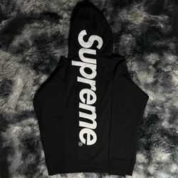 Supreme hoodie (FITS SMALL)