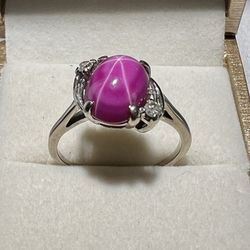 VINTAGE PURE 14K WHITE GOLD WITH A RUBY LINDY STONE AND TWO FRESH NATURAL REAL DIAMONDS ON EACH SIDE 